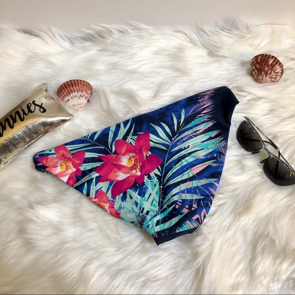 Sale 🧨 
Vibrant Tropical Print Bikini Bottoms. - Picture 3 of 4